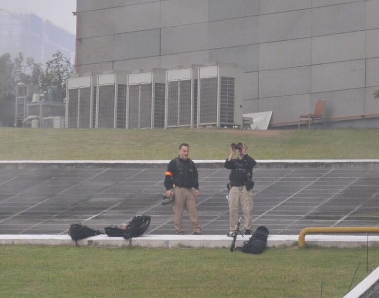 Khi đã vào vị trí, các mật vụ dùng ống nhòm để quan sát xung quanh.