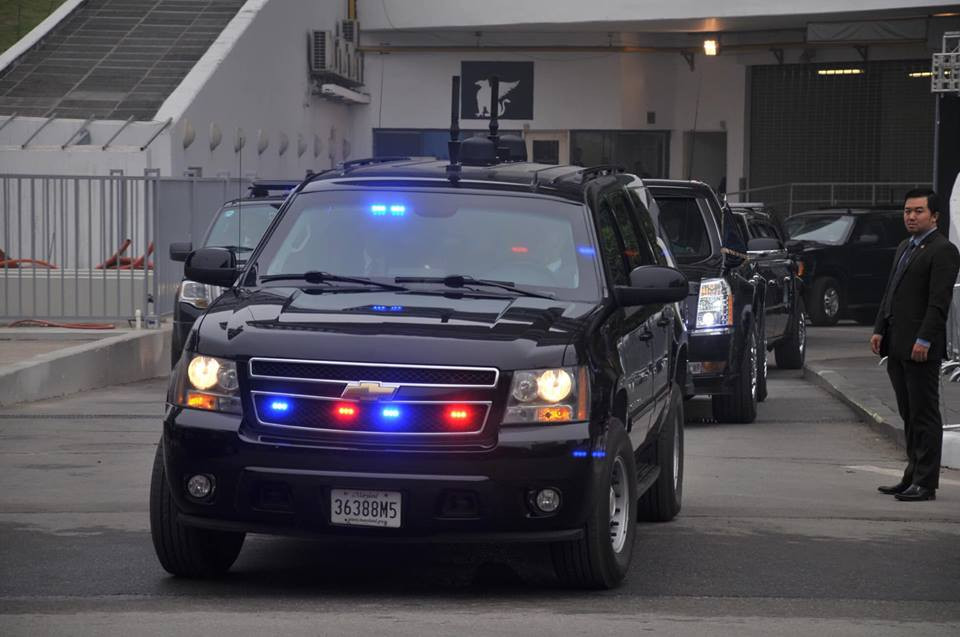 Đoàn xe mật vụ hộ tống cũng di chuyển.