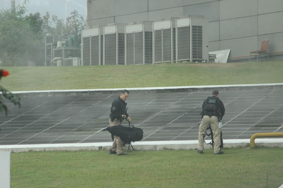 Các mật vụ thu dọn vũ khí và balo và di chuyển.