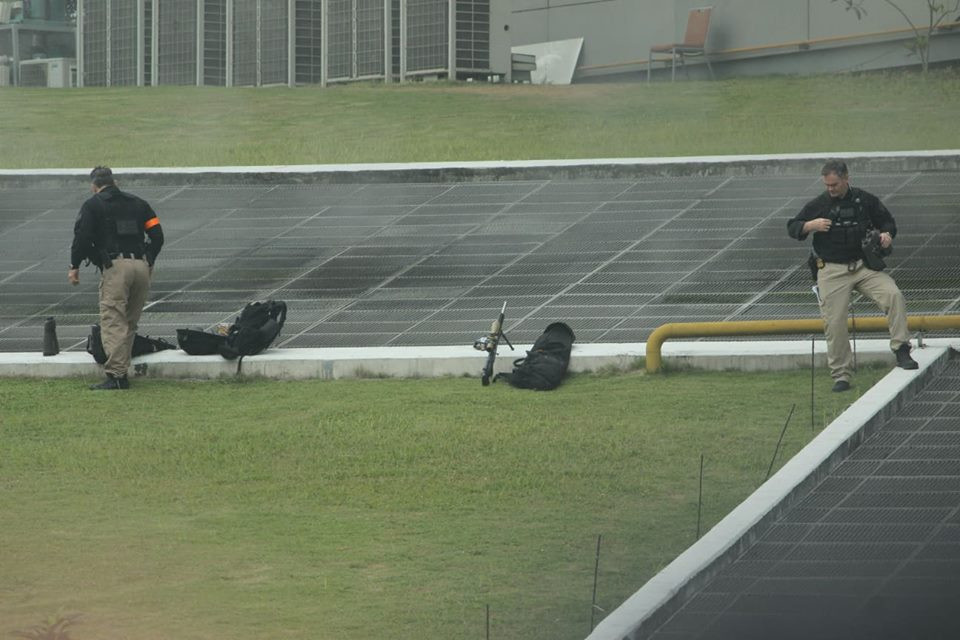 Hai mật vụ liên tục di chuyển và điện đàm trao đổi thông tin với các bộ phận khác.