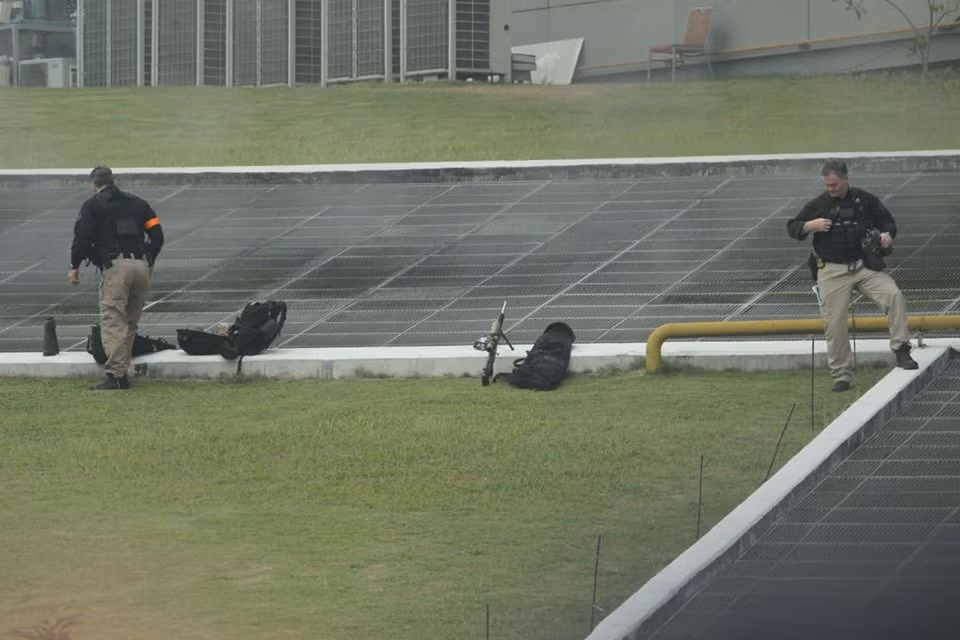 Hai mật vụ liên tục di chuyển và điện đàm trao đổi thông tin với các bộ phận khác.