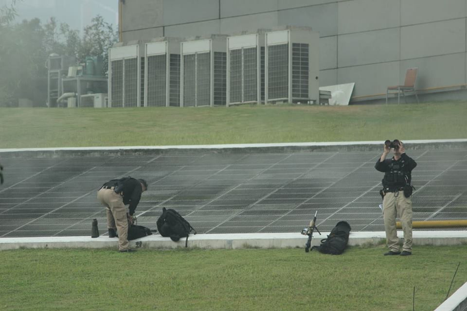 Trong balo của mật vụ Mỹ có súng bắn tỉa và các quân trang khác phục vụ công việc.