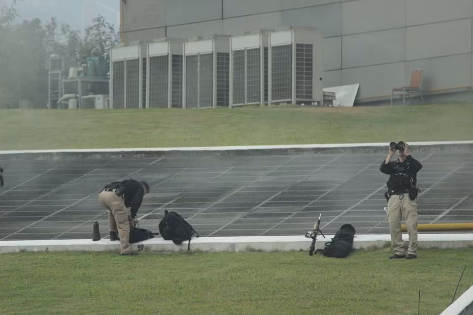 Trong balo của mật vụ Mỹ có súng bắn tỉa và các quân trang khác phục vụ công việc.