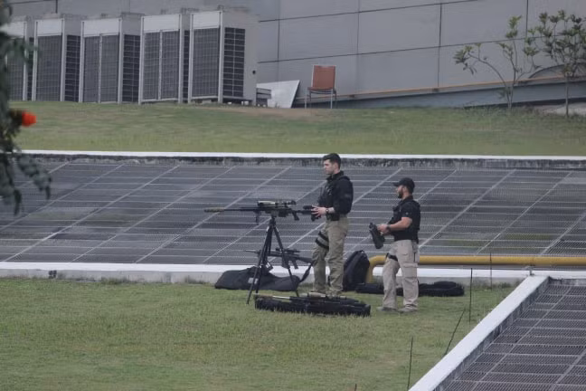 Lúc 14h00 ngày 28/2, bên trong khách sạn Marriott (Hà Nội), Tổng thống Doanld Trump tổ chức họp báo sau cuộc hội đàm với Chủ tịch Triều Tiên Kim Jong-un. Phía ngoài, các mật vụ với súng bắn tỉa luôn trong tư thế cảnh giác, tinh thần tập trung cao độ bảo vệ sự kiện.