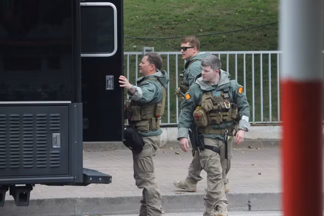 Một số mật vụ khác thì đã bắt đầu thu dọn khí tài lên xe đặc dụng.