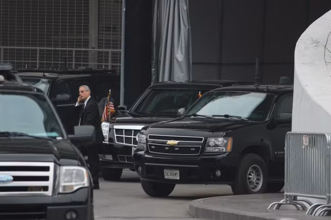 Chiếc Cadillac One với biệt danh "Quái thú" cũng đã sẵn sàng để chuyên chở Tổng thống Trump ra sân bay sau cuộc họp báo.