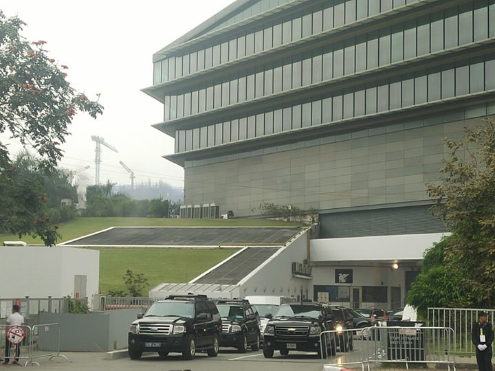 Đoàn xe đã trong tư thế sẵn sàng dù phía trong, Tổng thống Trump vẫn đang chủ trì cuộc họp báo.