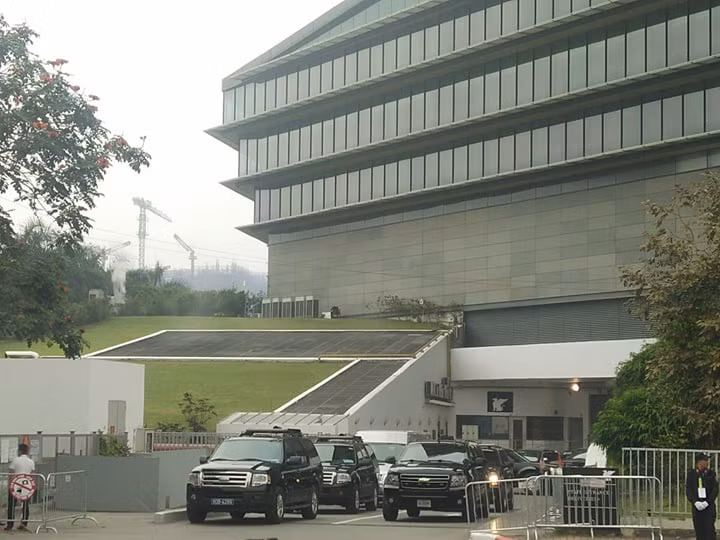 Đoàn xe đã trong tư thế sẵn sàng dù phía trong, Tổng thống Trump vẫn đang chủ trì cuộc họp báo.