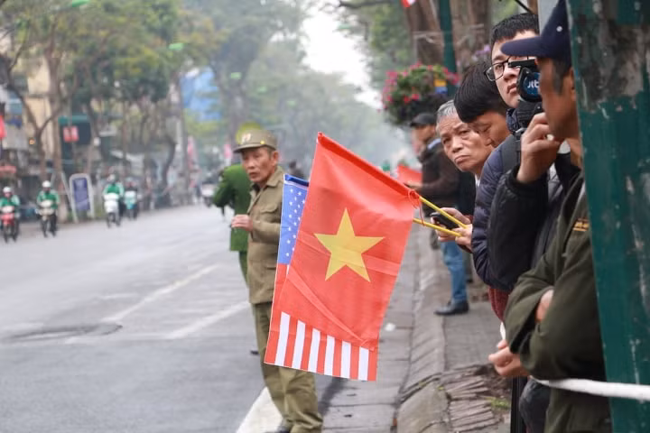 Người dân rất hân hoan với sự kiện mang ý nghĩa đặc biệt này.