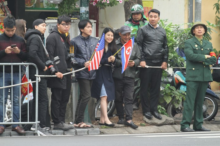 Dù phải chờ từ sáng nhưng người dân vẫn rất vui vẻ và kiên nhẫn chờ đợi sự kiện đặc biệt này.