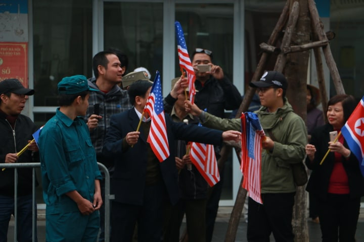 Nhiều người chuẩn bị cờ để phát cho người dân.