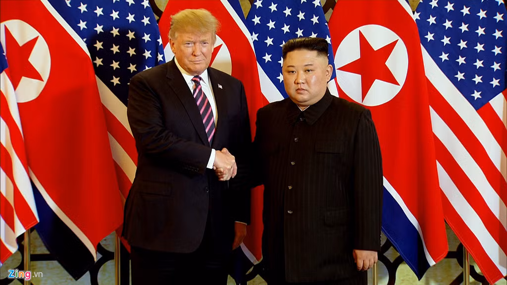Hai nhà lãnh đạo của Mỹ và Triều Tiên đã trao nhau cái bắt tay và những lời nồng ấm trong cuộc gặp mở màn Hội nghị Thượng đỉnh Mỹ - Triều. (Ảnh Zing)
