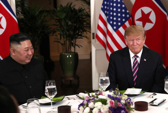 Sau hội đàm kín, Tổng thống Donald Trump và Chủ tịch Kim Jong-un dùng bữa tối tại khách sạn Metropole. Bữa ăn rất vui vẻ, thân mật khi cả 2 nhà lãnh đạo đều cười rất tươi.