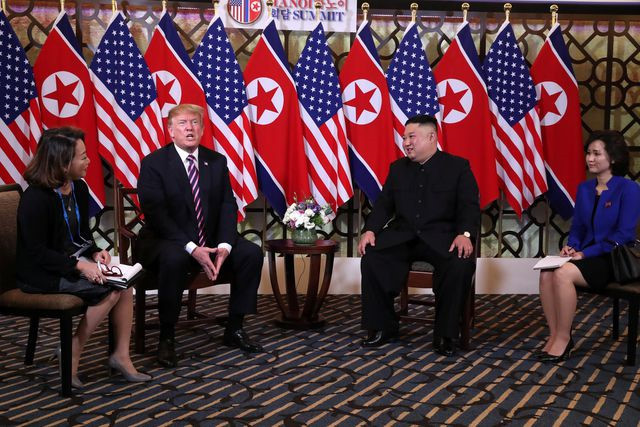 Ngày mai (28/2), Tổng thống Donald Trump và Chủ tịch Kim Jong-un sẽ còn các cuộc hội đàm khác để đưa ra các thống nhất chung. Cả thế giới hy vọng, trong lần gặp tại Hà Nội này, Mỹ và Triều Tiên sẽ đạt được các thỏa thuận về vấn đề hạt nhân và chấm dứt chiến tranh trên bán đảo Triều Tiên. (Ảnh AP)