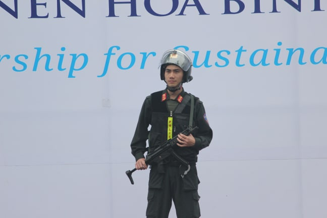 Doan xe don Tong thong Donald Trump roi khach san Marriott di san bay Noi Bai-Hinh-10