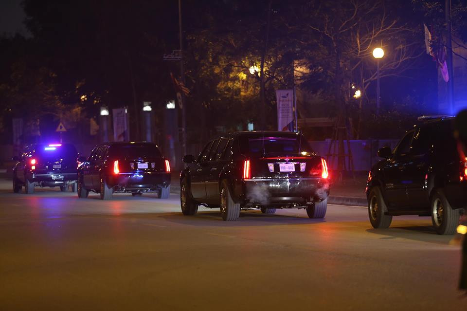 Doan xe don Tong thong Donald Trump roi khach san Marriott di san bay Noi Bai-Hinh-17