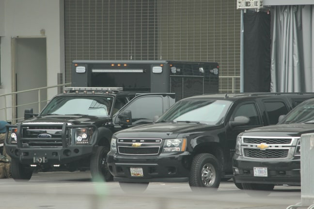 Doan xe don Tong thong Donald Trump roi khach san Marriott di san bay Noi Bai-Hinh-6