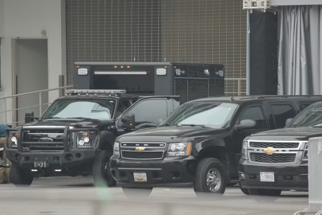 Doan xe don Tong thong Donald Trump roi khach san Marriott di san bay Noi Bai-Hinh-6