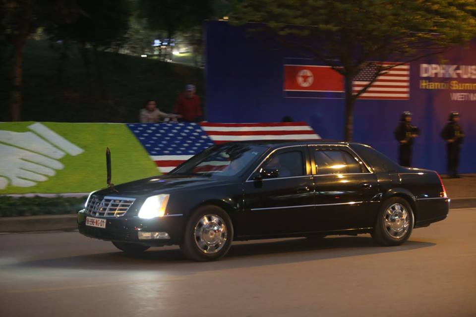 Doan xe don Tong thong Donald Trump roi khach san Marriott di san bay Noi Bai-Hinh-5