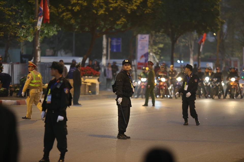 Doan xe don Tong thong Donald Trump roi khach san Marriott di san bay Noi Bai-Hinh-16