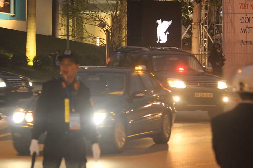 Doan xe don Tong thong Donald Trump roi khach san Marriott di san bay Noi Bai-Hinh-2