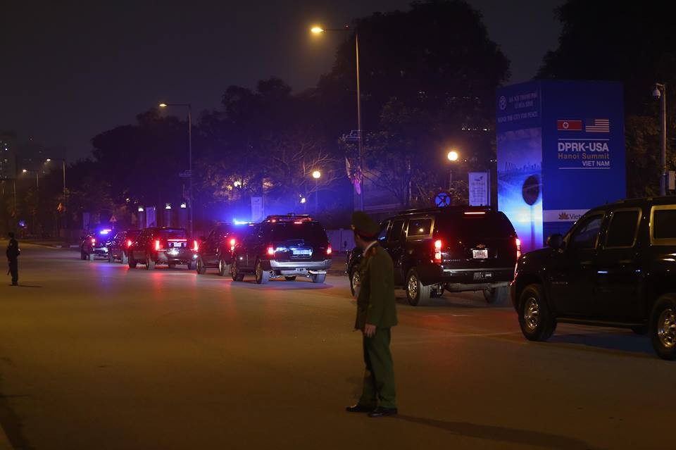 Doan xe don Tong thong Donald Trump roi khach san Marriott di san bay Noi Bai-Hinh-13