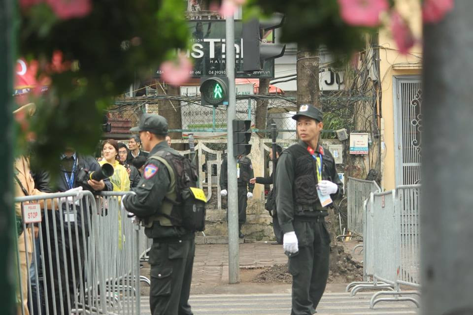 Lực lượng cảnh sát cơ động vũ trang tiểu liên được bố trí nhiều vòng, nhằm đảm bảo an ninh một cách tuyệt đối.