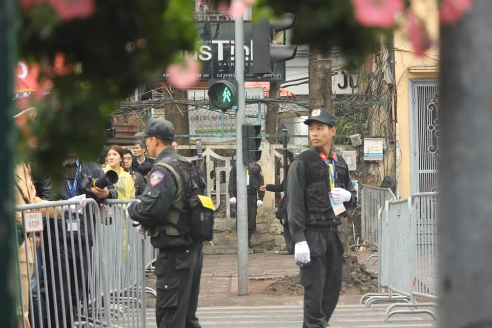 Lực lượng cảnh sát cơ động vũ trang tiểu liên được bố trí nhiều vòng, nhằm đảm bảo an ninh một cách tuyệt đối.