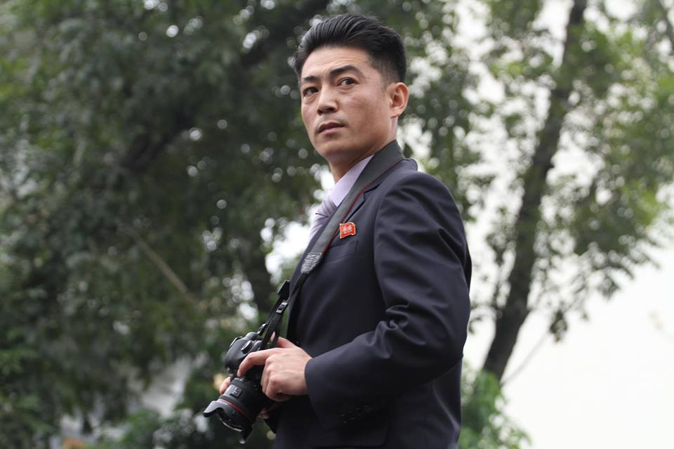 Đội an ninh của Triều Tiên bảo vệ vòng trong khách sạn, phía ngoài, nhiều nhà báo Triều Tiên cũng tác nghiệp trong không khí rất khẩn trương, nghiêm túc.