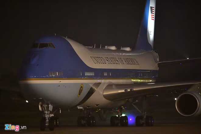 Chuyen co Air Force One cua Tong thong Trump da ha canh tai san bay Noi Bai-Hinh-2