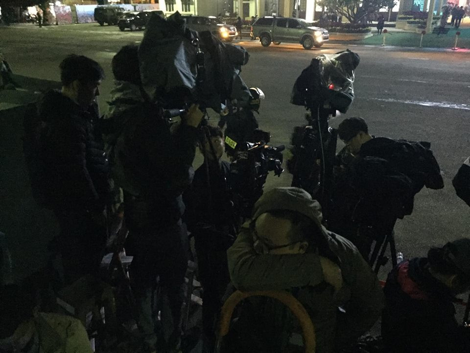 Gần như PV thức trắng cả đêm tại đây để săn ảnh, săn tin nóng.