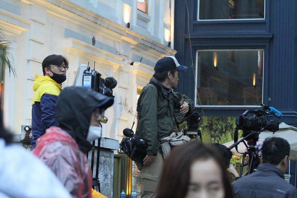 Tại các khách sạn mà Tổng thống Donald Trump và Chủ tịch Kim Jong-un lưu trú, các PV chờ để tác nghiệp rất đông.