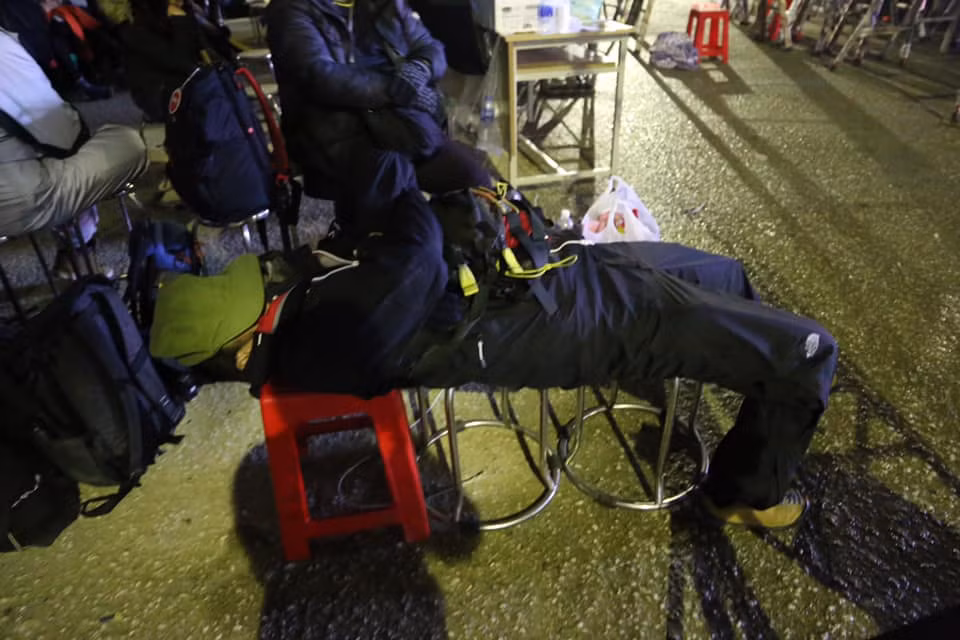 Khi tác nghiệp thì bất cứ nơi nào có thể ngả được lưng đều trở thành "chiếc giường êm ái".