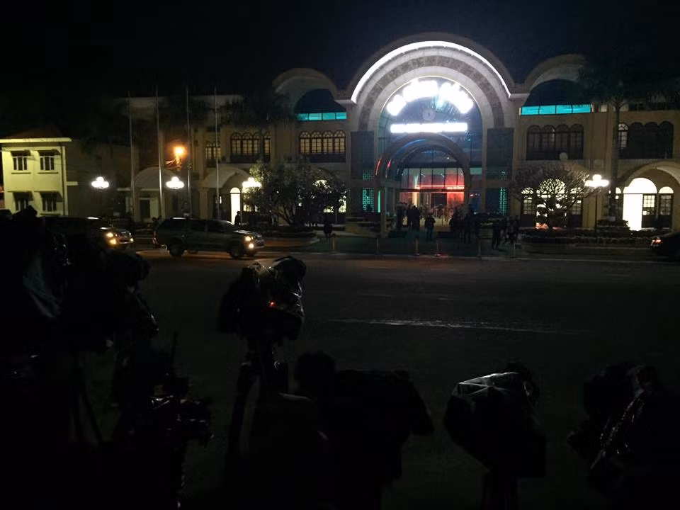 Các máy quay, máy ảnh luôn hướng về cửa ra nơi ông Kim Jong-un sẽ bước ra để lên xe về Hà Nội.