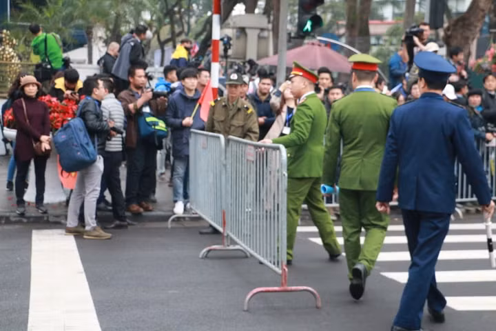 Các hàng rào an ninh được thiết lập.