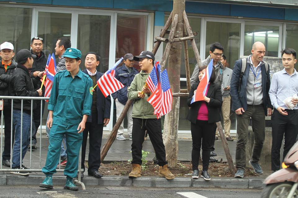 Người dân háo hức chờ đón sự xuất hiện của Chủ tịch Kim Jong-un.