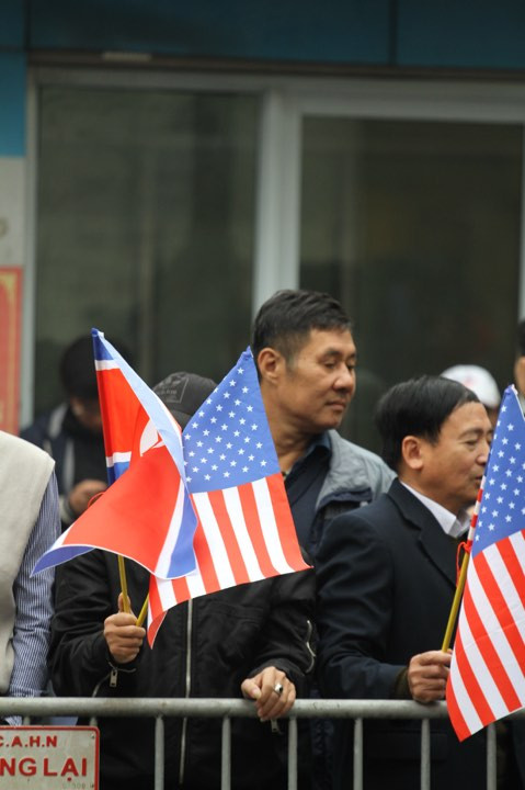 Trên tay người dân cầm cờ Triều Tiên và cờ Mỹ, 2 đại diện chính trong cuộc Hội đàm tại Thượng đỉnh Mỹ - Triều.