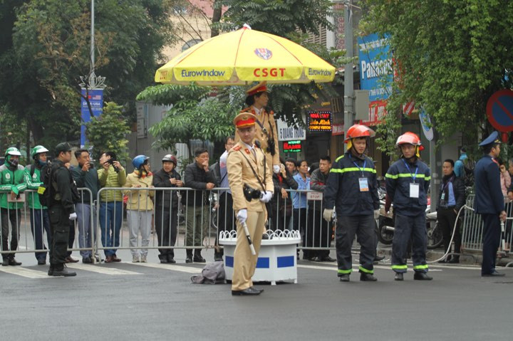 An ninh được thắt chặt tại các tuyến đường đoàn xe Chủ tịch Kim Jong-un đi qua.