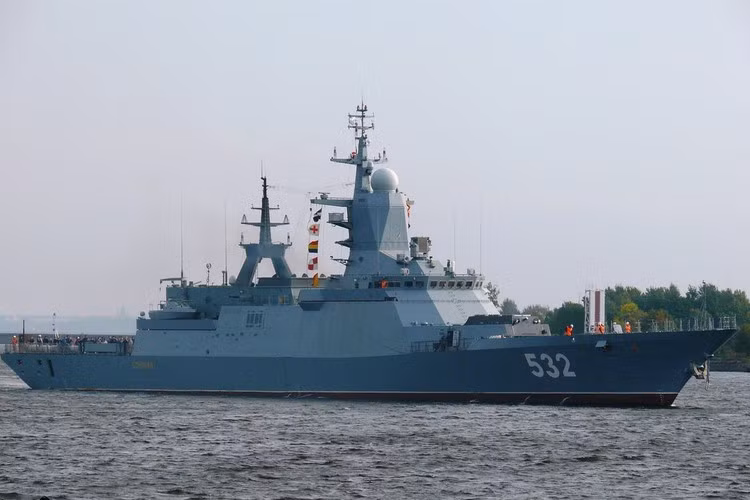 Pháo hạm A-190E cỡ 100 mm của Steregushchy có tầm bắn xa và uy lực hơn AK-176M trên Gepard 3.9, hệ thống phòng thủ tầm cực gần (CIWS) Kashtan dẫn bắn bằng radar nên vẫn hoạt động tốt trong điều kiện sương mù so với Palma dẫn bằng cách bám chùm laser.