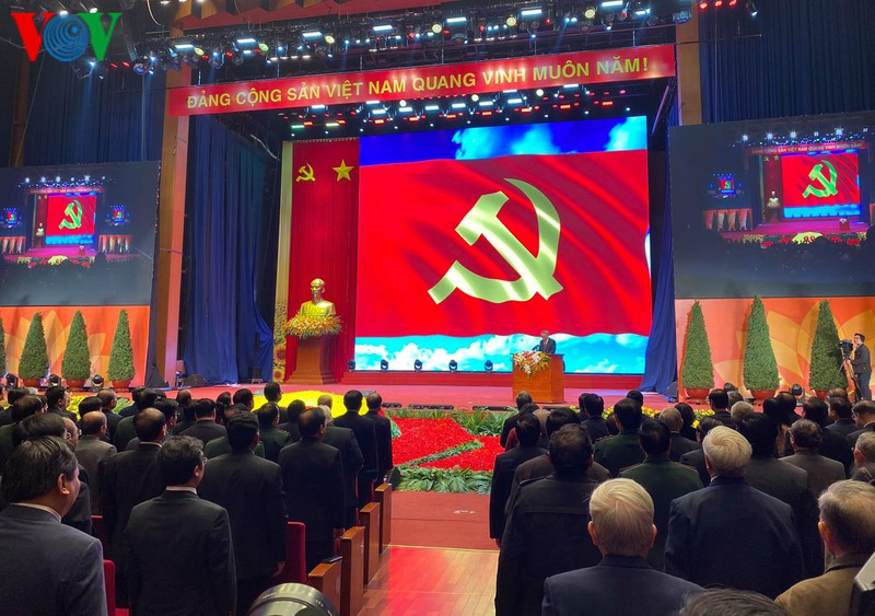 Các đại biểu tham dự làm lễ chào cờ và hát Quốc ca.