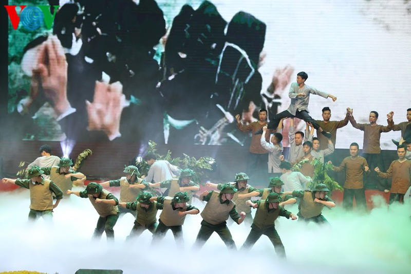 Tiết mục tái hiện hình ảnh kéo pháo lên Điện Biên trong chiến dịch Điện Biên Phủ lừng lẫy năm châu, chấn động địa cầu.