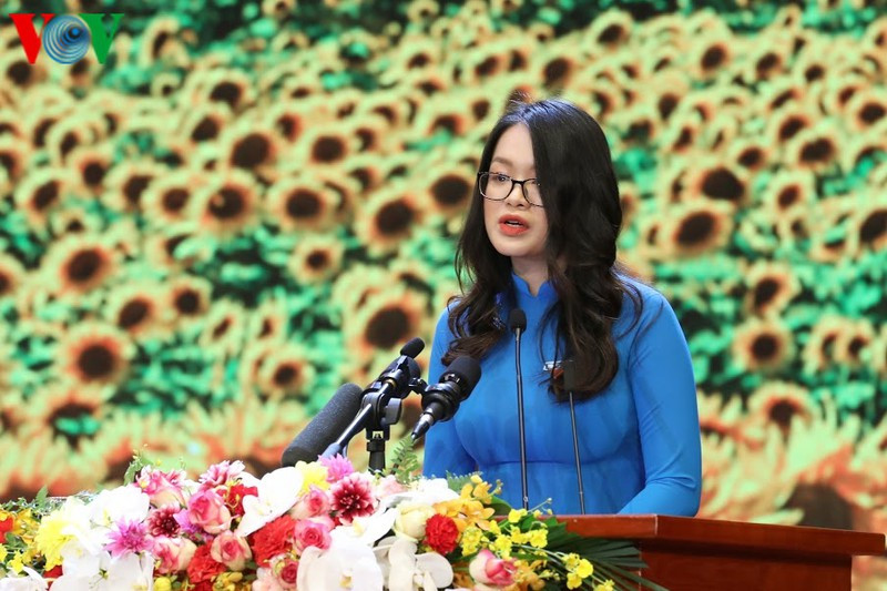 Nguyễn Thùy Linh (sinh viên Đại học Quốc gia Hà Nội) đại diện cho thế hệ Đảng viên trẻ hứa sẽ tiếp tục phấn đấu, nỗ lực để nối tiếp truyền thống Cách mạng anh dũng, vì dân phục vụ của các thế hệ Đảng viên cha anh.