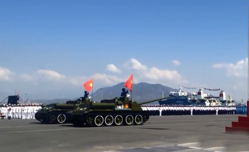 Phần thân của pháo tự hành SU-100 có kết cấu thấp, bọc thép toàn thân với khoang chiến đấu nằm trước, phía sau là động cơ.