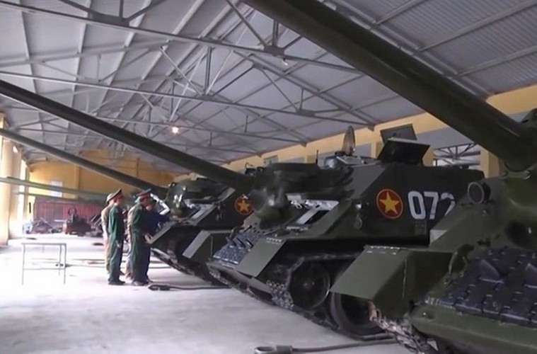 Vũ khí chính của SU-100 gồm pháo 100mm D-10S có khả năng bắn đạn xuyên giáp AP và đạn nổ phá mảnh HE-FRAG.