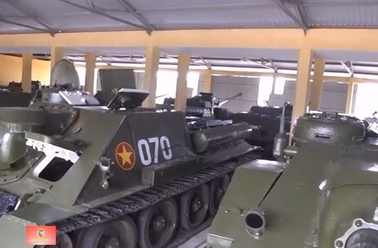 Tổng cộng lượng đạn mang theo có 33 viên cỡ 100mm.