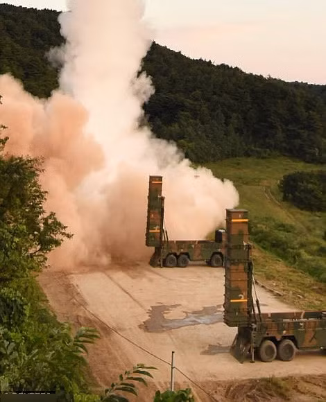 Mặc dù vậy, các tên lửa Hyunmoo-4 và Hyunmoo-2C nổi trội hơn ở khả năng sẵn sàng chiến đấu cao khi sử dụng động cơ nhiên liệu rắn thay vì nhiên liệu lỏng.