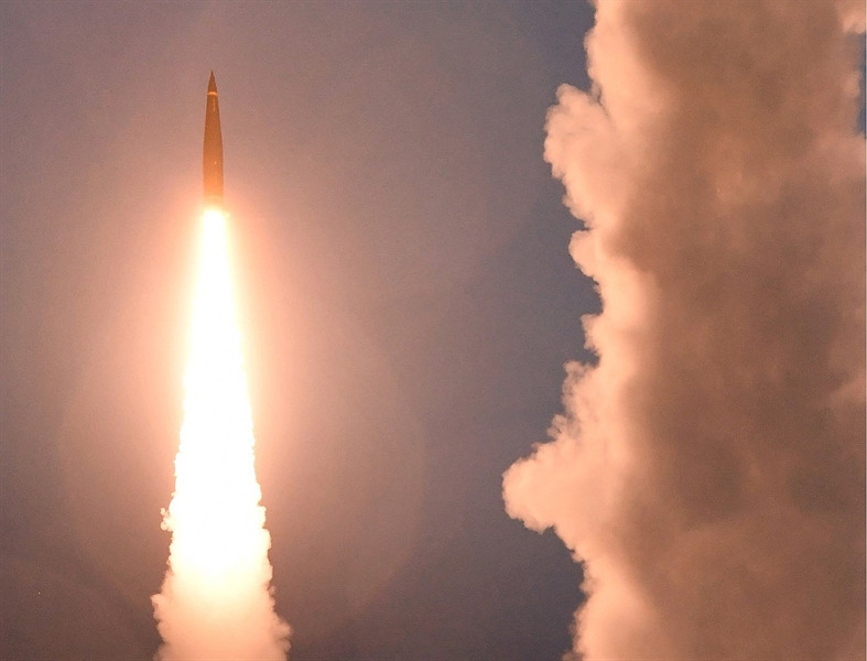 Và đặc biệt, Hàn Quốc đã tìm ra cách đánh trong khi bị hạn chế về tầm bắn đó là đưa Hyunmoo-2C lên bệ phóng di động trên biển. Với đòn đánh này sẽ đẩy đối thủ vào thế bị động và không thể đoán trước nhằm tìm cách đánh chặn. Ảnh trong bài: Hàn Quốc phóng Hyunmoo trong một cuộc tập trận.