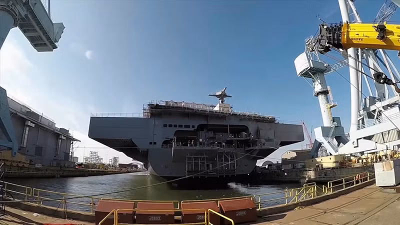 Báo cáo của Hải quân Mỹ mà Bloomberg có cho biết, việc tăng chi phí cũng do khả năng chiến đấu của tàu được cải thiện và kinh nghiệm thu được từ các vấn đề xuât hiện gần đây trong quá trình thử nghiệm trên biển tàu Gerald Ford.