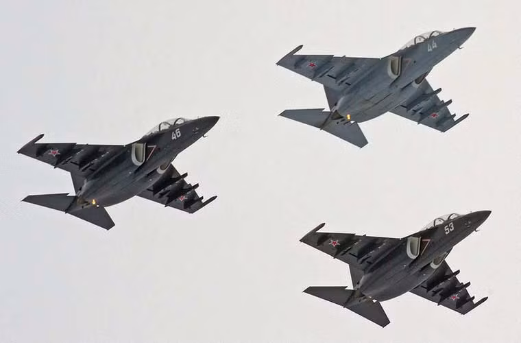 Ngoài Belarus, Nga đã được thỏa thuận cung cấp 16 máy bay huấn luyện Yak-130 cho Algeria, 16 chiếc cho Bangladesh và 36 chiếc cho Syria. Riêng Không quân Nga đặt hàng 55 chiếc, dự kiến sẽ đặt thêm khoảng 150 chiếc nữa.