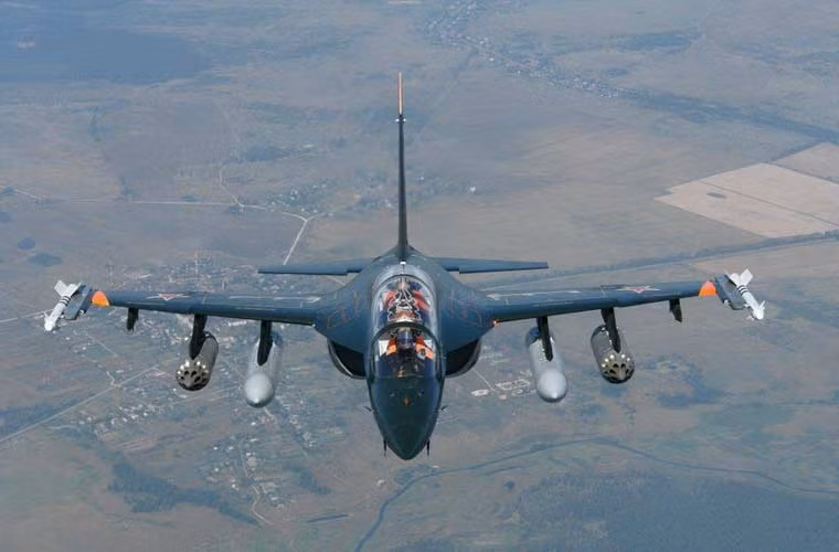 Ngoài vai trò huấn luyện phi công, Yak-130 có thể đảm đương nhiệm vụ chiến đấu với tải trọng 3 tấn bao gồm các loại bom rơi tự do, bom có điều khiển, tên lửa và rocket, ụ pháo gắn ngoài, thùng nhiên liệu phụ, pod gây nhiễu…